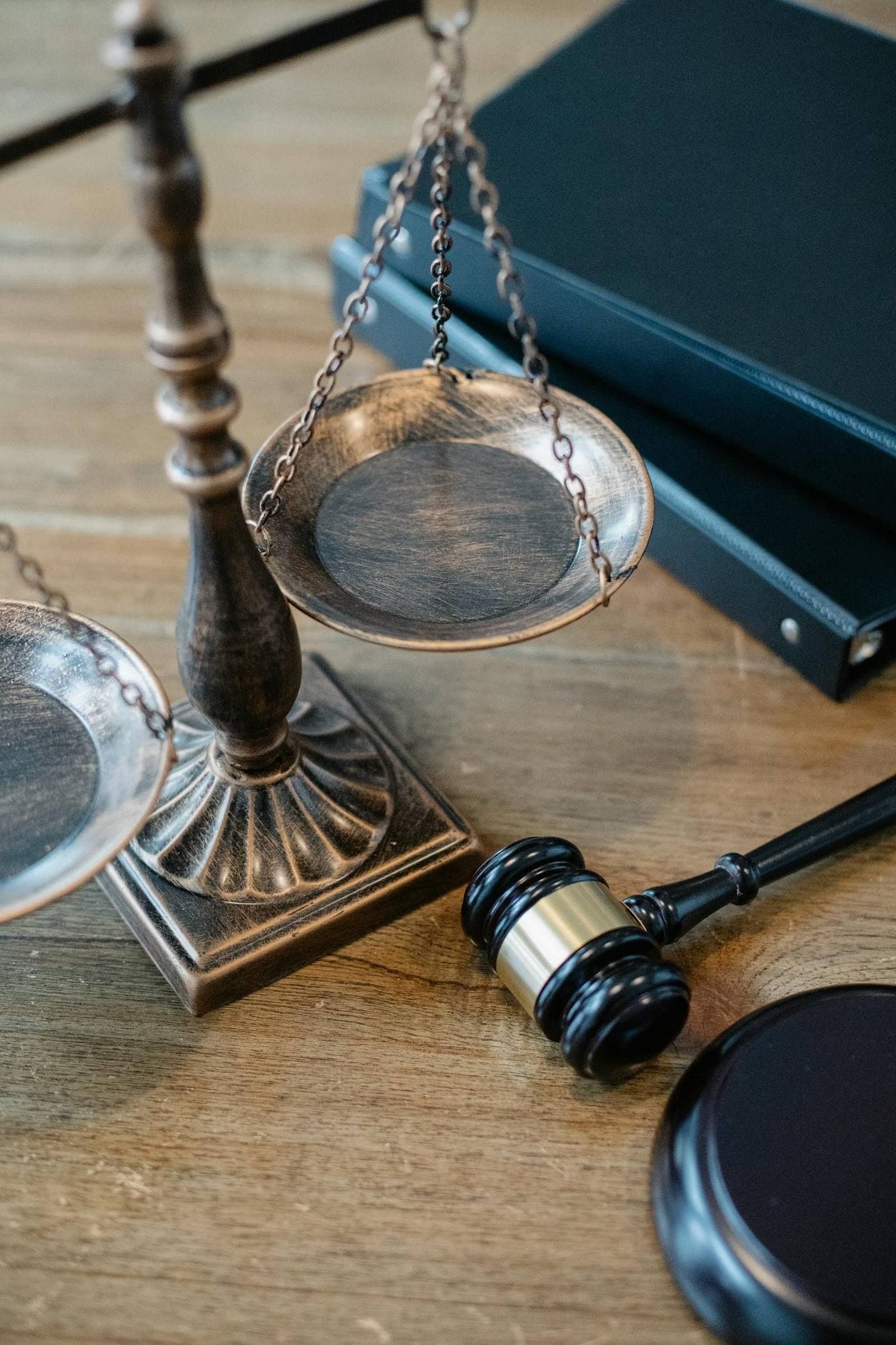 Balanza de la justicia y libros de derecho